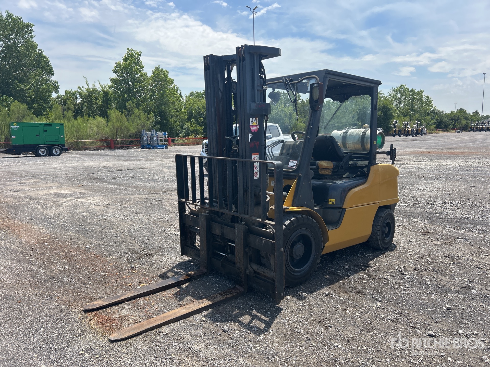 2017 Cat GP35N 6200 lb Pneumatic Tire Forklift
