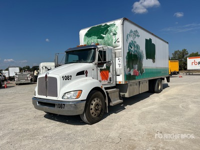 2013 Kenworth T270 4x2 Autocarro furgonato