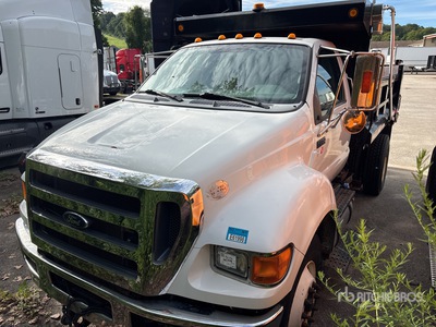 2015 Ford F-750 XL 4x2 Camion à benne basculante S/E (Inoperable)