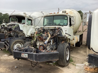 1997 Mack DM690S 6x4 شاحنة خلاط (Inoperable)