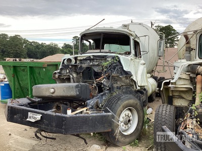 2000 Mack DM690S 6x4 شاحنة خلاط (Inoperable)