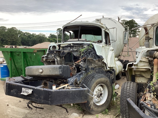 2000 Mack DM690S 6x4 Mixer Truck (Inoperable)