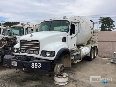 2003 Mack CV713 6x4 شاحنة خلاط (Inoperable)