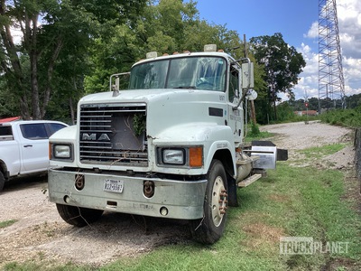 2005 Mack CHN613 6x4 を見 Cab and Chassis (Inoperable)