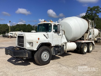 1999 Mack DM690S 6x4 شاحنة خلاط