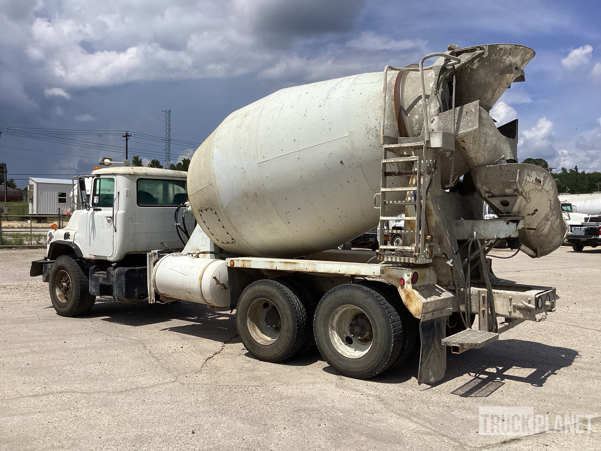 2000 Mack DM690S 6x4 Mixer Truck in Jasper, Texas, United States