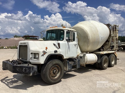 1999 Mack DM690S 6x4 شاحنة خلاط