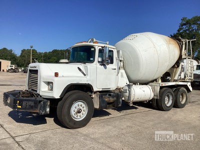 2001 Mack DM690S 6x4 شاحنة خلاط