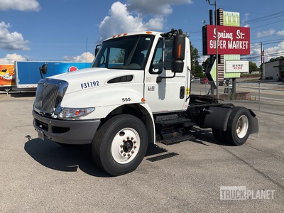 2004 International 4400 4x2 S/A Day Cab Truck Tractor