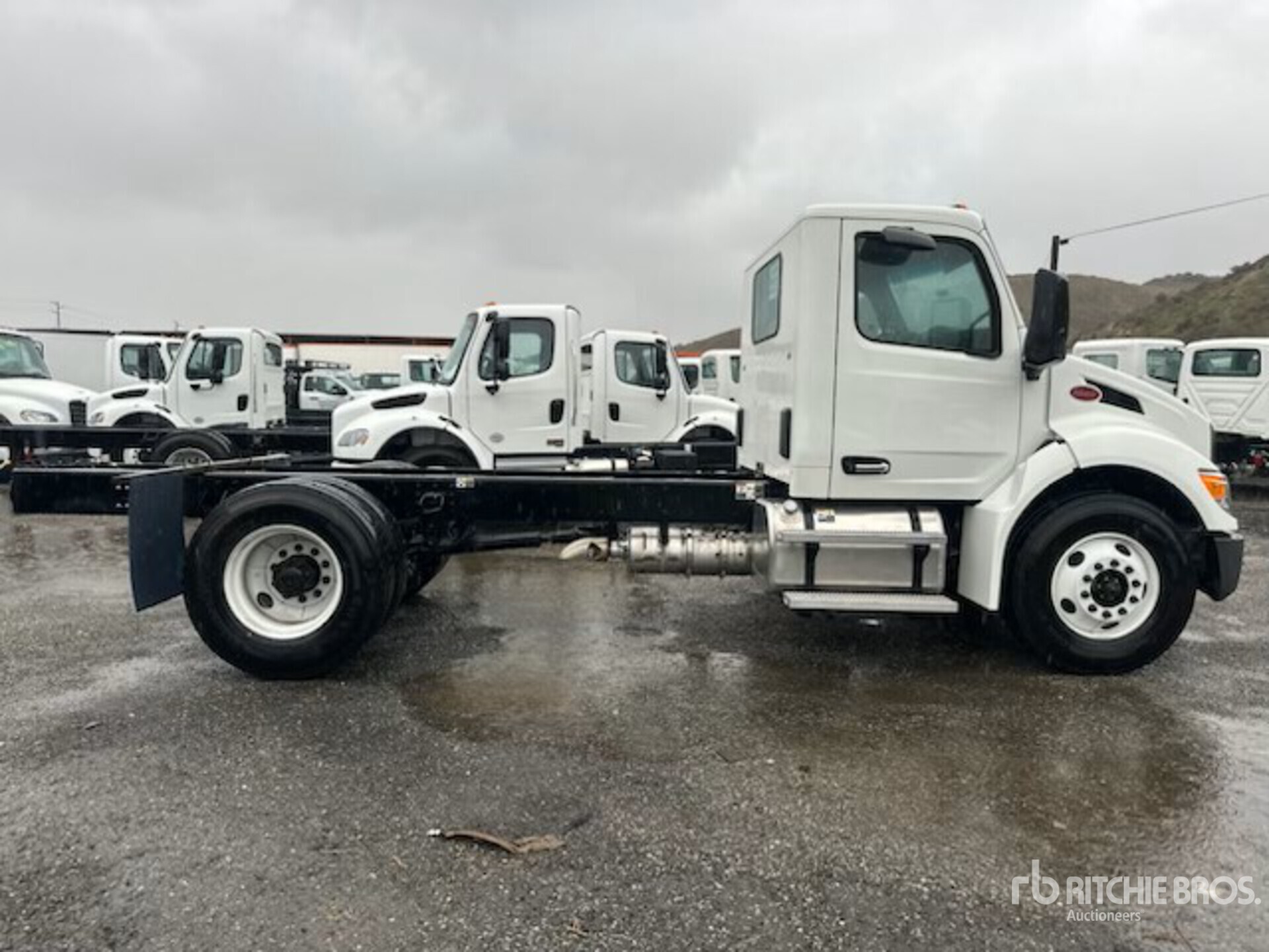 2024 Peterbilt 537 4x2 Cab and Chassis (Unused)