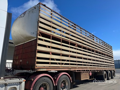 2001 Byrne Livestock Trailer