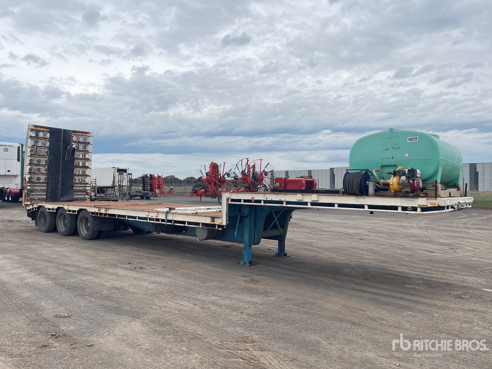 2007 JTB 13.7 m Tri/A Step Deck Trailer