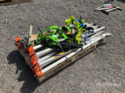 Quantity of (4) Saftey Tripod G-Force TM-9-W Harnesses and Ascenseur de chantier