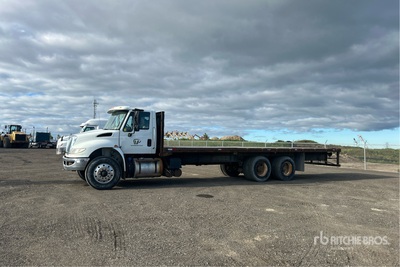 2015 International 7600 Roll-Off Truck