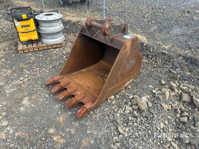 36 in Digging Excavator Bucket