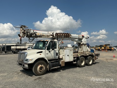 2004 Altec on 2005 International 7400 6x4 Digger Derrick Truck