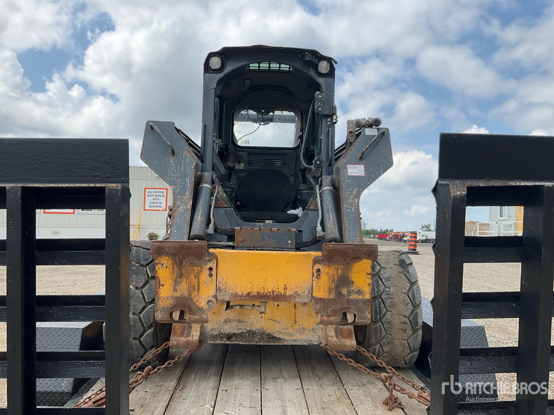 2013 John Deere 326E شاحنة جرافة