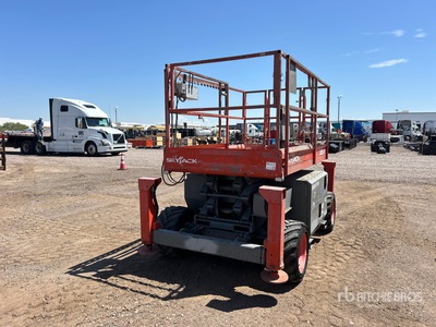 2015 Skyjack SJ6826 RT 4x4 Dual Fuel Elevador de tijera