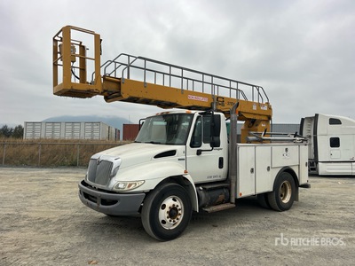 2001 Commercial C-37EH 37 ft on 2004 International 4400 4x2 Piattaforma autocarrata
