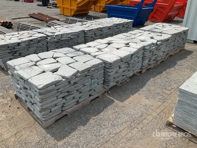 Quantity of (4) Pallets of 2 in Tumbled Irregular Bluestone Pavers Attrezzatura varia per cura del verde