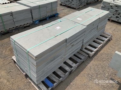 Quantity of (2) Pallets of 24 In x 24 In x 1.5 In Thermal Bluestone Pattern Attrezzatura varia per cura del verde