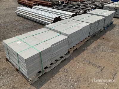 Quantity of (4) Pallets of 24 In x 36 In x 1.5 In Thermal Bluestone Pattern Attrezzatura varia per cura del verde