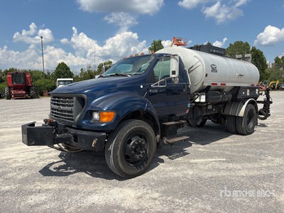 2001 Etnyre Centennial 2000 gal on 2002 Ford F-750 XL 4x2 Asphalt Distributor Truck