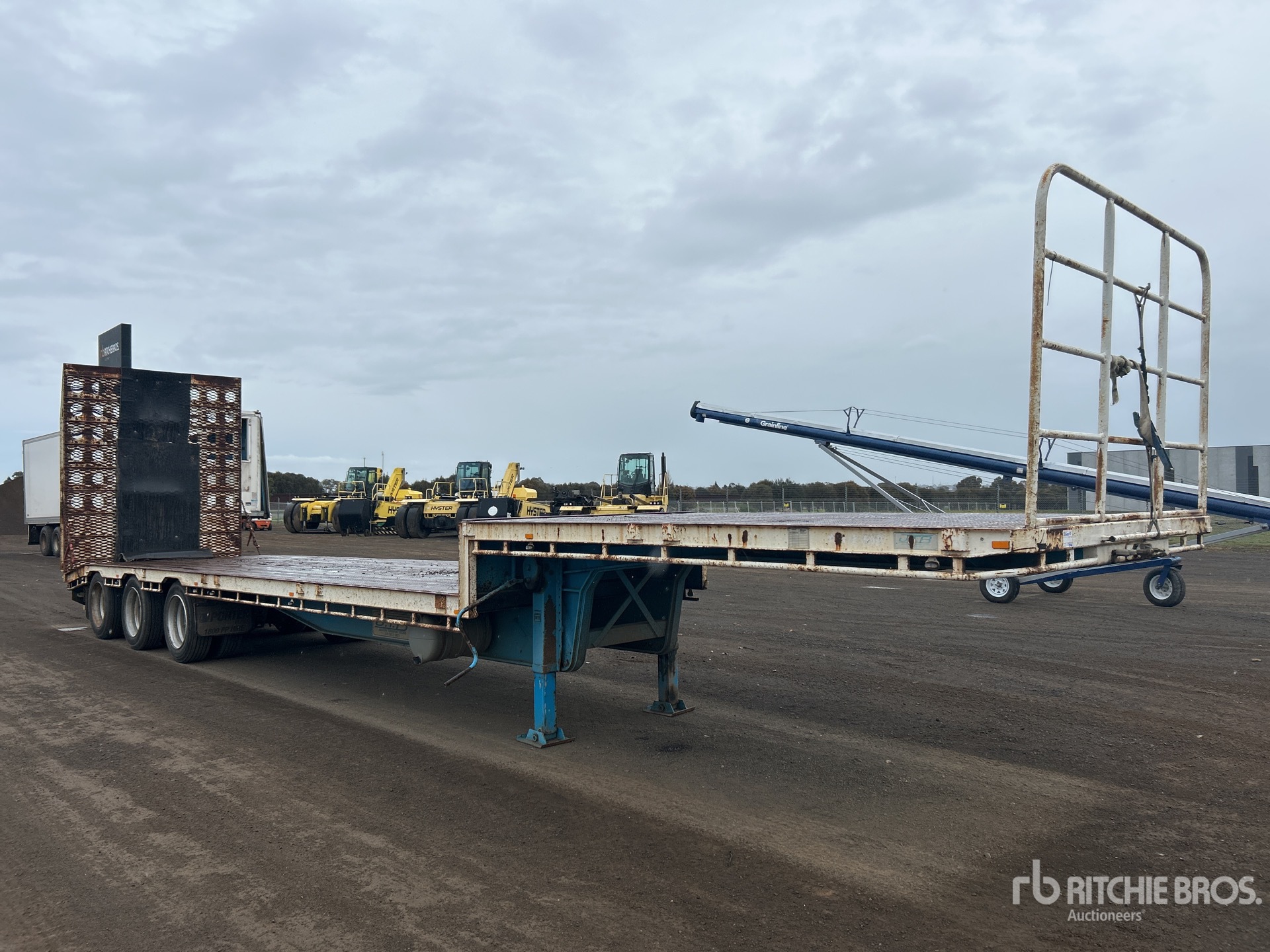 2006 JTB 13.5 m Tri/A Step Deck Trailer