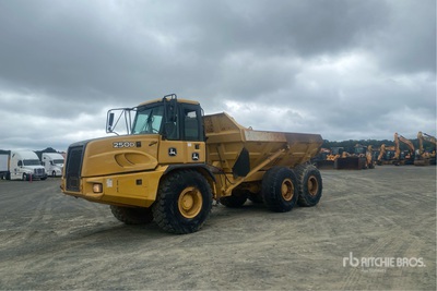 2007 John Deere 250D Knickgelenkter Muldenkipper