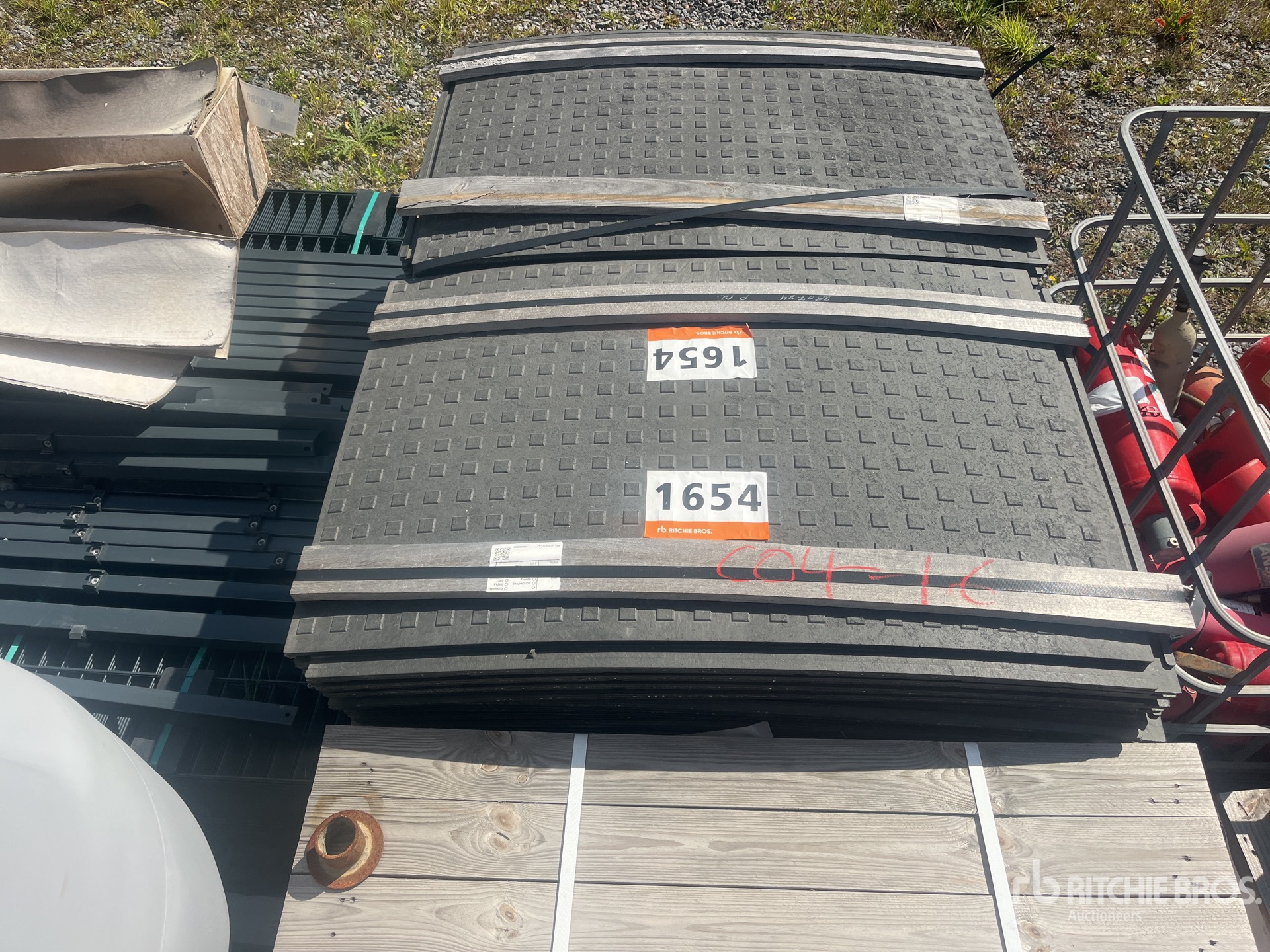 Quantity of (35) Connectable Road Plates Details