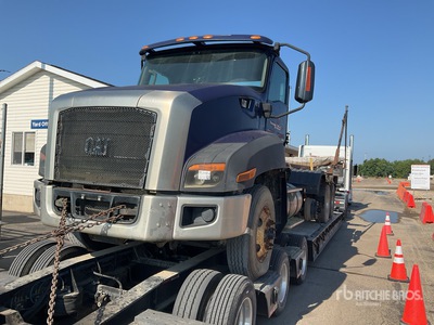 2013 Cat CT660 Roll-Off Truck