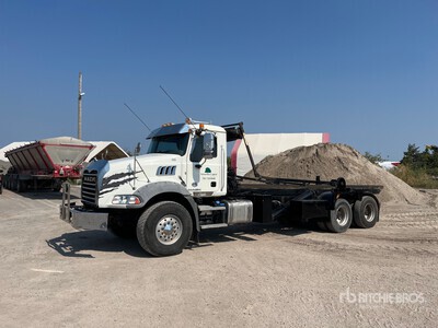 2017 Mack GU813 Camion roulant