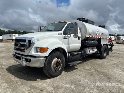 Etnyre CENT.11 2000 gal on 2015 Ford F-750 XL 4x2 Camion épandeur d'asphalte