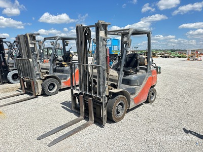 2015 Toyota 8FGU25 4900 lb Pneumatic Tire Chariot Élévateur