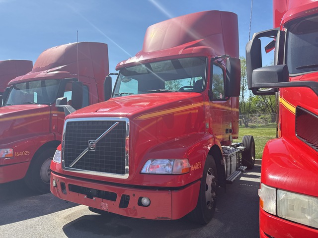 2016 Volvo VNM42T 4x2 S/A Day Cab Truck Tractor (Inoperable) 2016 Volvo VNM42T 4x2 S/A Day Cab Truck Tractor (Inoperable)