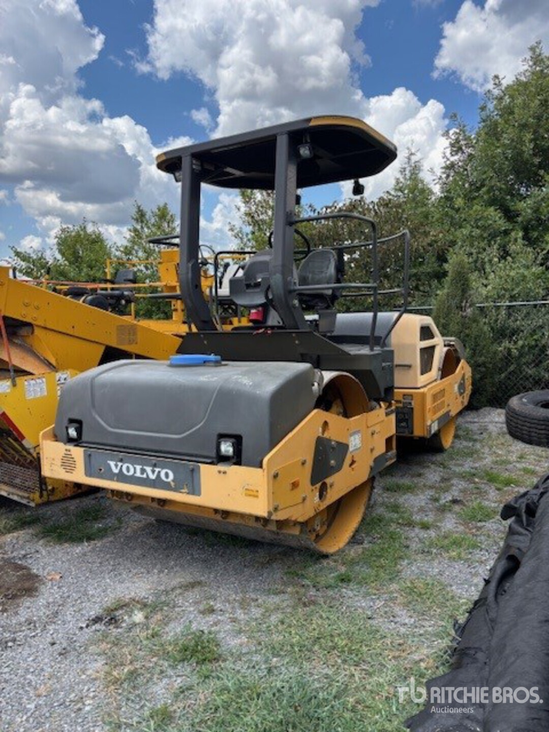 2016 Volvo DD110B Double Drum Roller