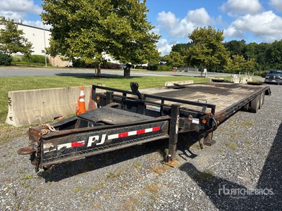2015 PJ 32 ft T/A Equipment Trailer