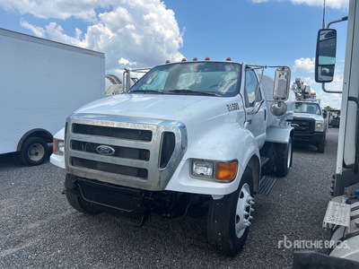 2005 Ford F-650 2000 gal 4x2 Camion à eau (Inoperable)