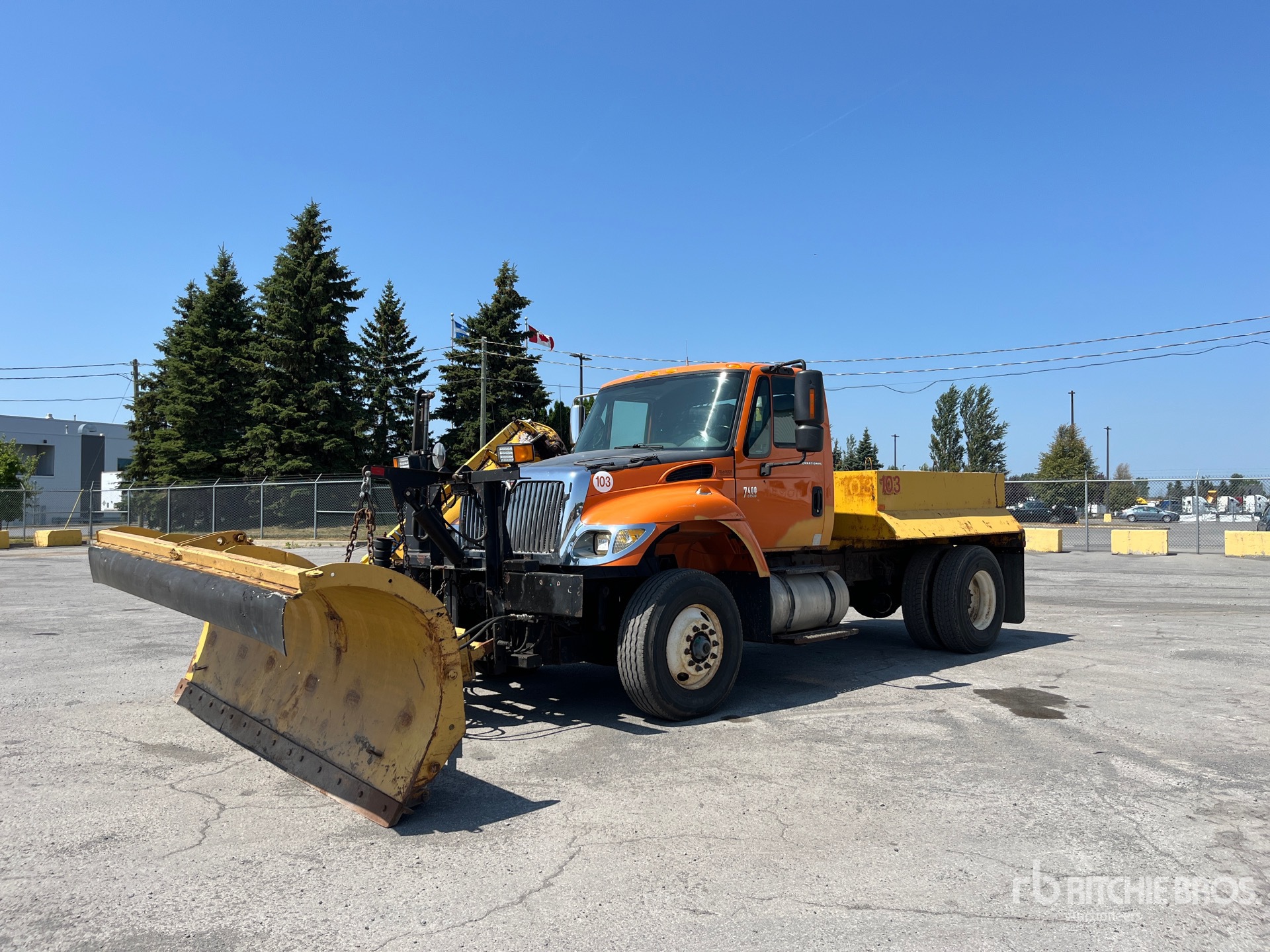 2005 International 7400 4x2 Camion chasse-neige