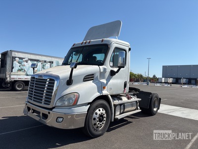 2013 Freightliner Cascadia 113 4x2 S/A Day Cab Truck Tractor