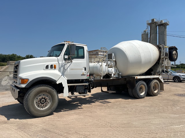 2003 Sterling LT9511 8x4 Mixer Truck 2003 Sterling LT9511 8x4 Mixer Truck