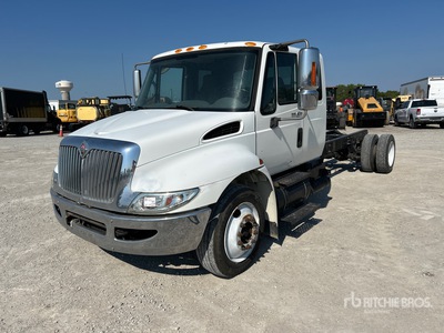 2007 International 4300 4x2 Extended Cab Cab and Chassis