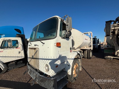 1999 Volvo WX 4000 gal 6x4 Camion cisterna de agua