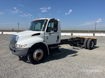 2005 International 4300 4x2 Cabina y chasis