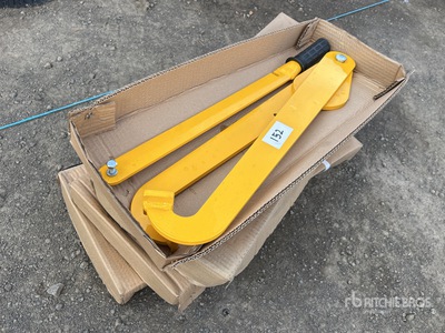 Multiquip Quantity of (4) 500 kg Drum Lifting Tongs Divers - accessoires pour chariot élévateur (Unused)