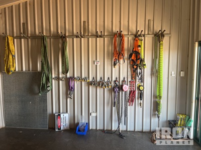 Quantity of Miscellaneous Lifting Equipment Varios, herramientas manuales