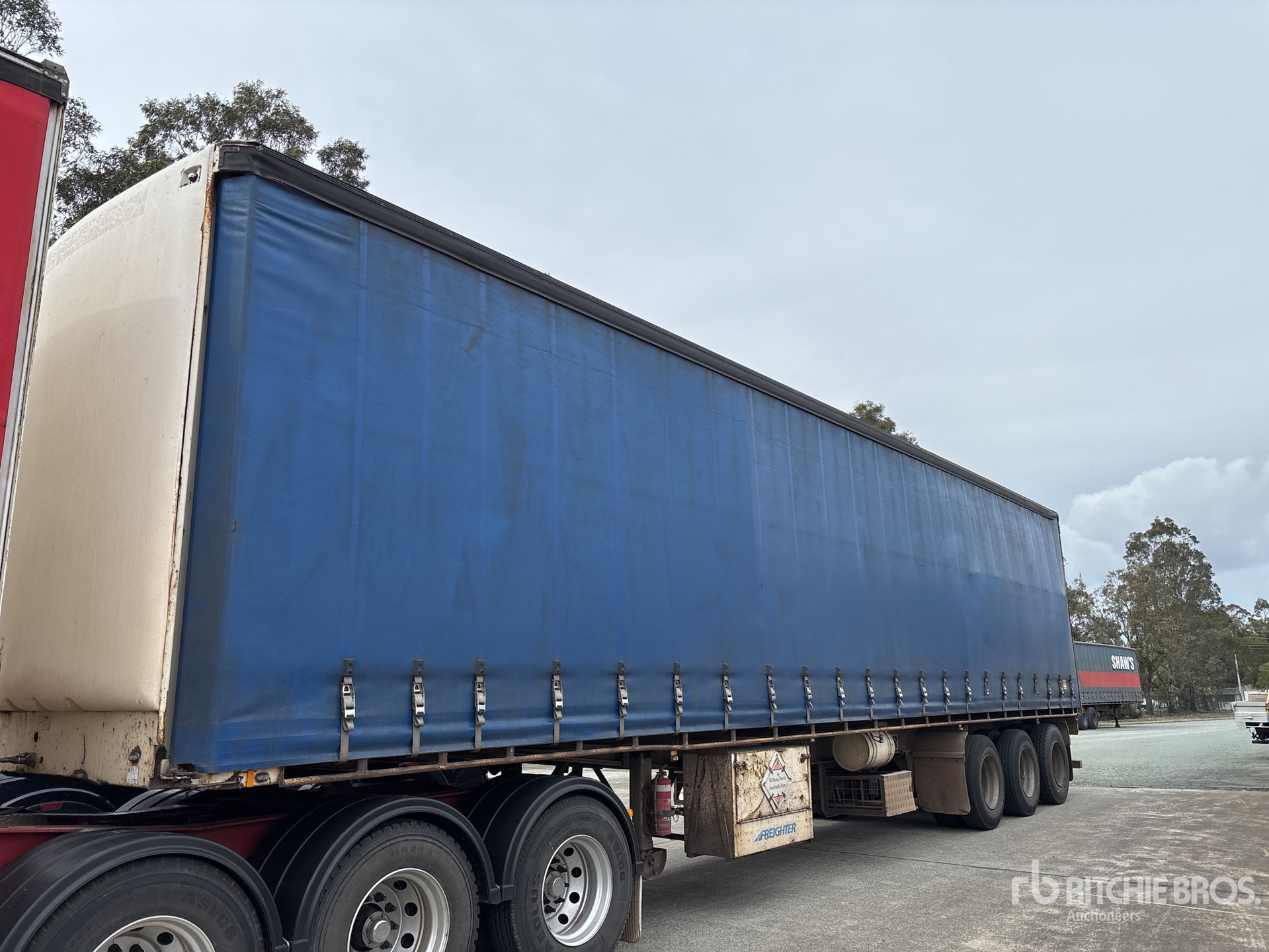 2001 MaxiTrans Tri/A Curtain Side Trailer