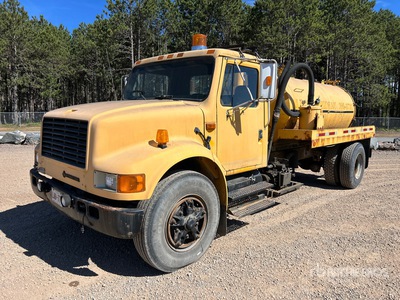 1992 International 7400 4x2 Vacuum Tanker Truck