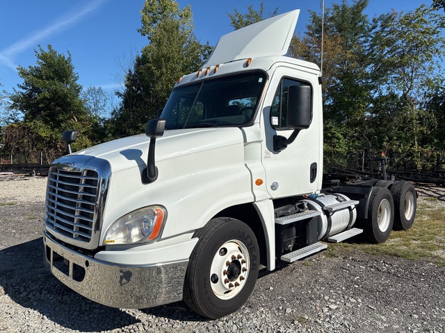 2018 Freightliner Cascadia 125 6x4 T/A Day Cab Truck Tractor