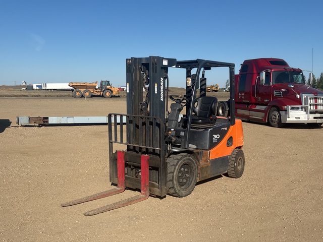 2012 Doosan D30S-5 5300 lb Pneumatic Tire Forklift